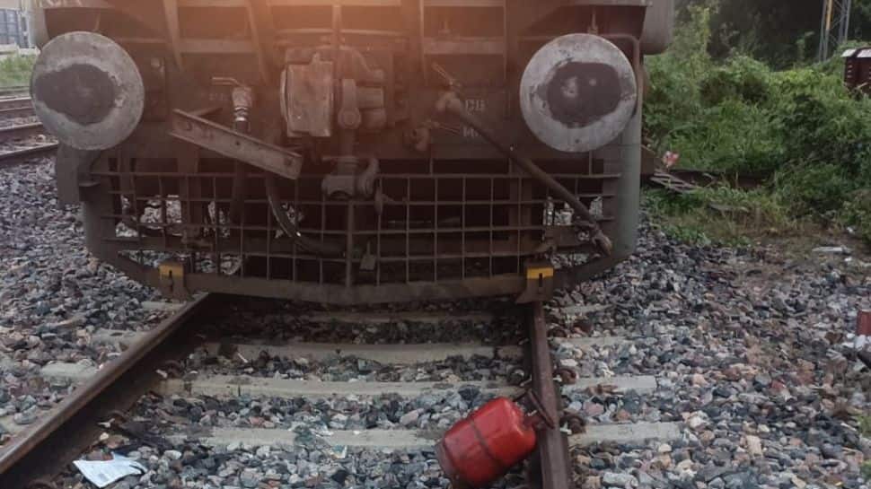 another-train-sabotage-incident-in-up`s-kanpur,-gas-cylinder-found-on-railway-track