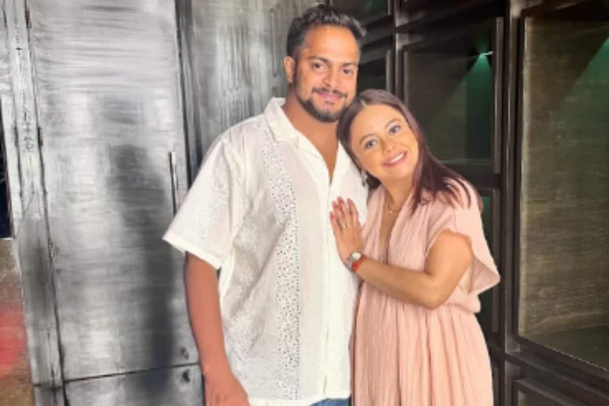 parents-to-be-devoleena-bhattacharjee-and-shahnawaz-glow-in-sun-kissed-photos