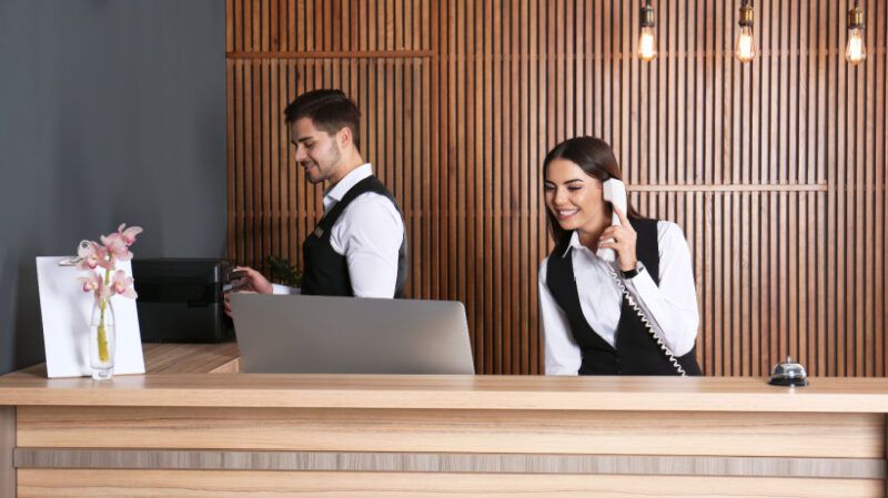 how-digital-training-enhances-hotel-staff-efficiency-and-guest-experience