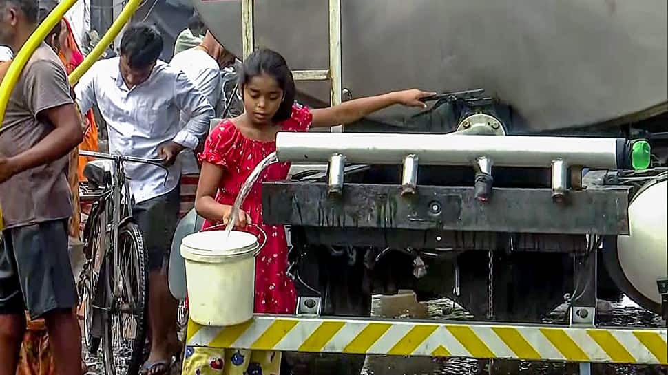 mumbai-water-crisis-update:-tanker-strike-continues;-cm-fadnvais-intervenes,-bmc-in-action