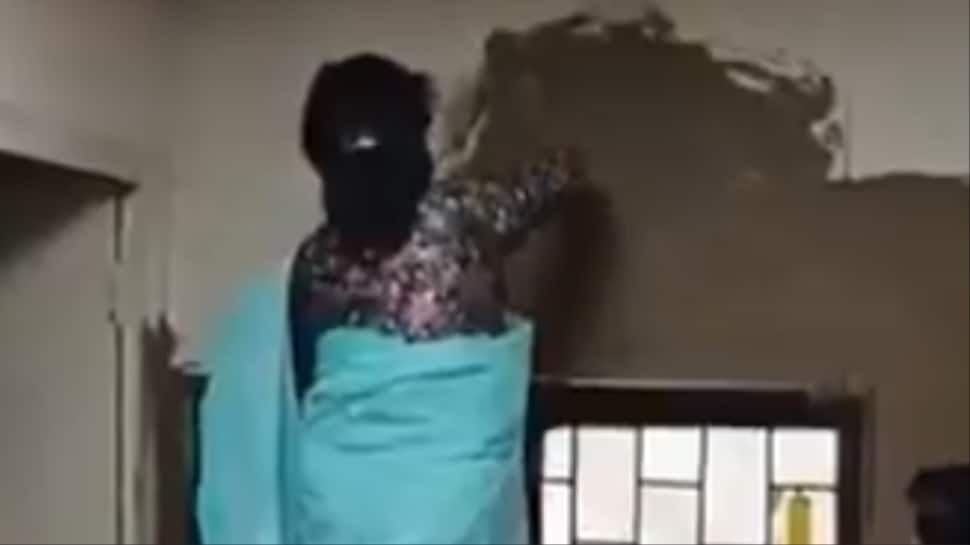 delhi-university-college-principal-coats-classroom-walls-with-cow-dung,-reason-will-shock-you