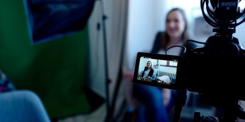 from-behind-the-scenes-to-center-stage:-featuring-smes-in-learning-content