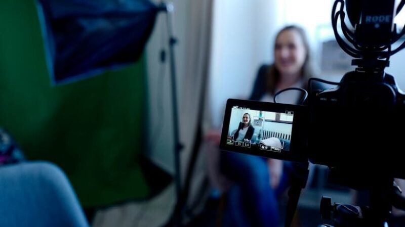 from-behind-the-scenes-to-center-stage:-featuring-smes-in-learning-content