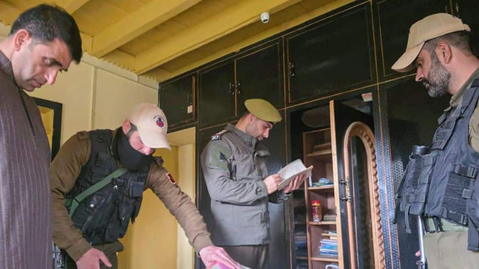 srinagar-police-conducts-raids-to-dismantle-terror-infrastructure,-seize-evidence-under-uapa