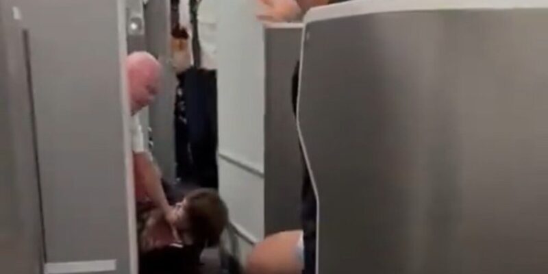 video:-american-airlines-passenger-who-tried-to-enter-cockpit-gets-knocked-to-the-ground-by-crew