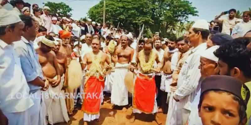 in-this-kerala-village,-hindu-deities-visit-a-mosque-to-invite-muslims-to-the-annual-fair