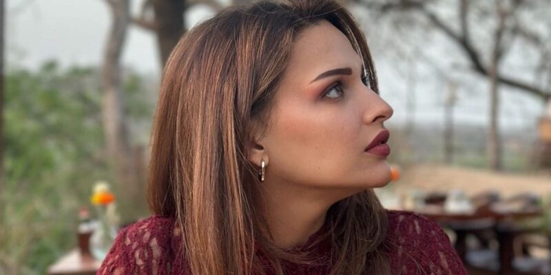 when-life-gives-her-heartbreaks,-himanshi-khurrana-serves-looks