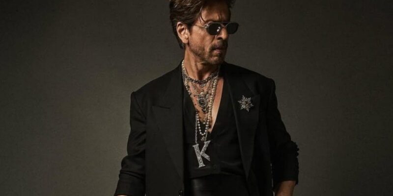 srk-rocks-huge-‘k’-pendant,-black-suit-by-sabyasachi-in-met-gala-2025-grand-debut