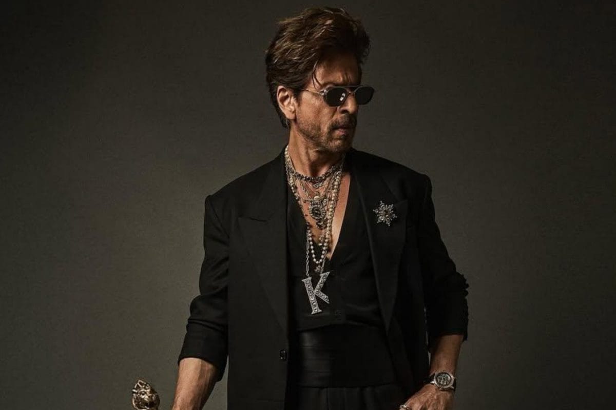srk-rocks-huge-‘k’-pendant,-black-suit-by-sabyasachi-in-met-gala-2025-grand-debut