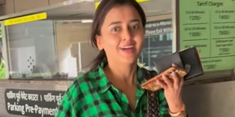 watch:-tejasswi-prakash-says-‘no-pictures-please’,-fans-adore-her-simplicity