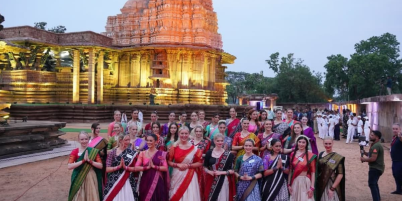 miss-world-2025-contestants-soak-in-heritage-at-telangana’s-ramappa-temple