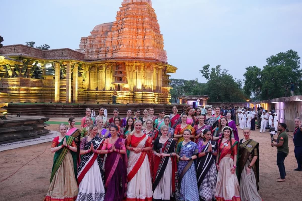 miss-world-2025-contestants-soak-in-heritage-at-telangana’s-ramappa-temple