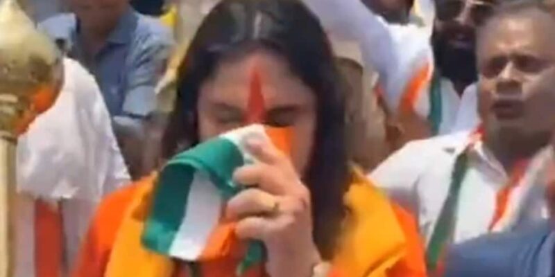 rajasthan:-controversy-erupts-after-bjp-mla-wipes-sweat-with-tricolour-during-tiranga-yatra