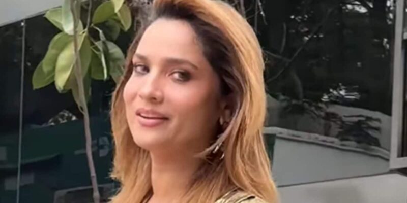 grab-your-glasses,-ankita-lokhande-brings-the-bling-in-flowy-golden-dress