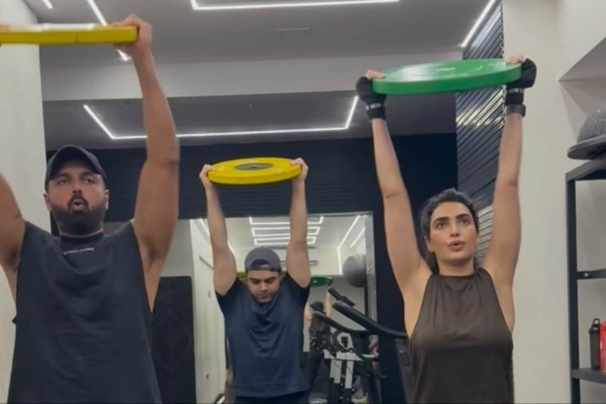 feeling-the-monday-blues?-get-motivated-by-karishma-tanna’s-intense-workout-session