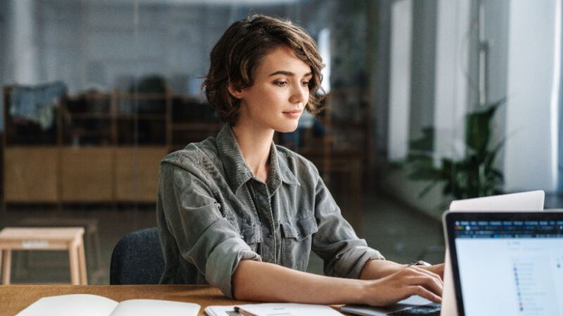 custom-vs.-off-the-shelf-training:-rethinking-workforce-learning-for-2025