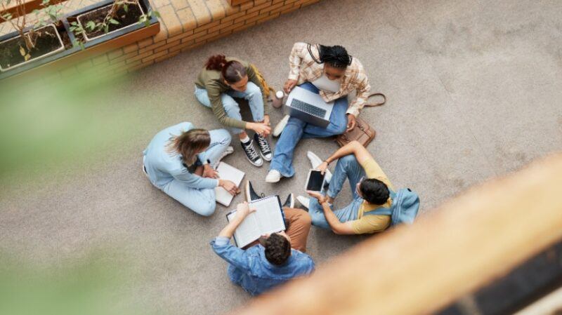 collaborative-vs-cooperative-learning:-the-main-differences-you-need-to-know