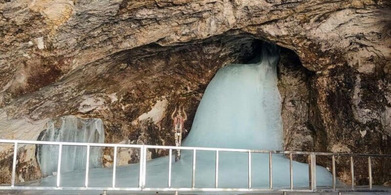 amarnath-yatra-2025-begins:-lg-manoj-sinha-flags-off-first-batch-amid-tight-security
