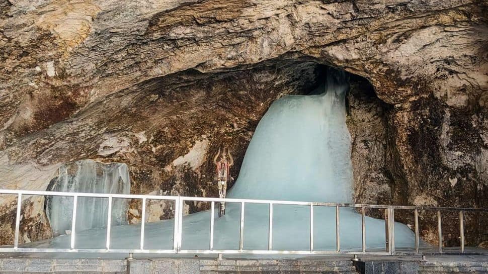 amarnath-yatra-2025-begins:-lg-manoj-sinha-flags-off-first-batch-amid-tight-security